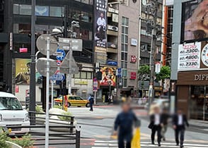 Cross the street toward Shibuya at the Roppongi Intersection. 