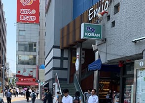 交番の前を通過し、高田馬場駅前交差点を右へ